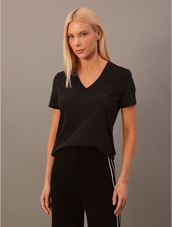Camiseta Feminina Lisa Decote v Recorte Lateral Calvin Klein - Preto Camiseta Feminina Lisa Decote v Recorte Lateral Calvin Klein Preto Pp