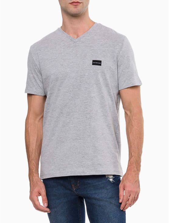 Camiseta Masculina Gola v Básica Logo No Peito Calvin Klein Jeans - Cinza Camiseta Masculina Gola v Básica Logo No Peito Calvin Klein Jeans Cinza Pp