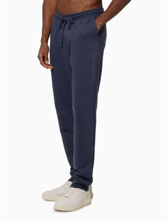 Calça Moletom Masculina Com Bolsos Logo Detalhe Calvin Klein Jeans - Azul Marinho Calça Moletom Masculina Com Bolsos Logo Detalhe Calvin Klein Jeans Azul Marinho p