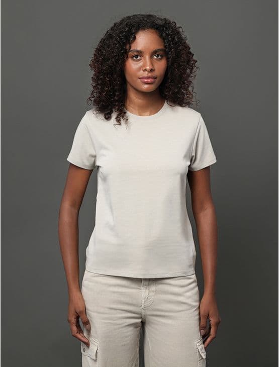Camiseta Calvin Klein Jeans Feminina Essentials Estampa na Barra - Caqui Claro Camiseta Calvin Klein Jeans Feminina Essentials Estampa na Barra Caqui Claro Pp