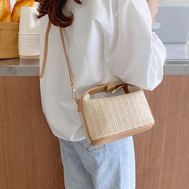 Bolsa de Tecelagem Artesanal de Palha Estilo Boho com Alça Superior e Fecho Dourado