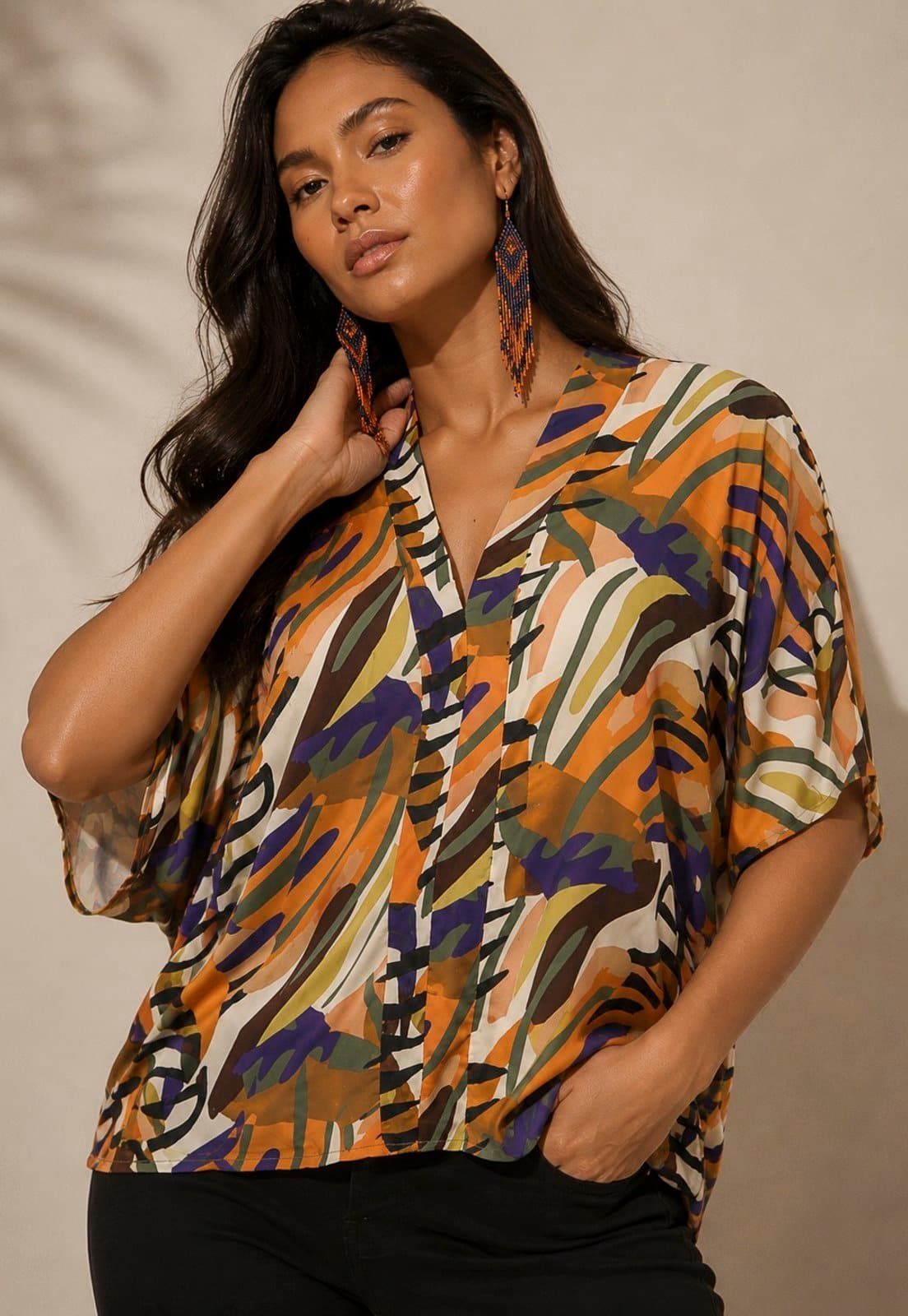 Blusa Amazonia Vital Gola V Manga Curta Estampa cores Vibrante
